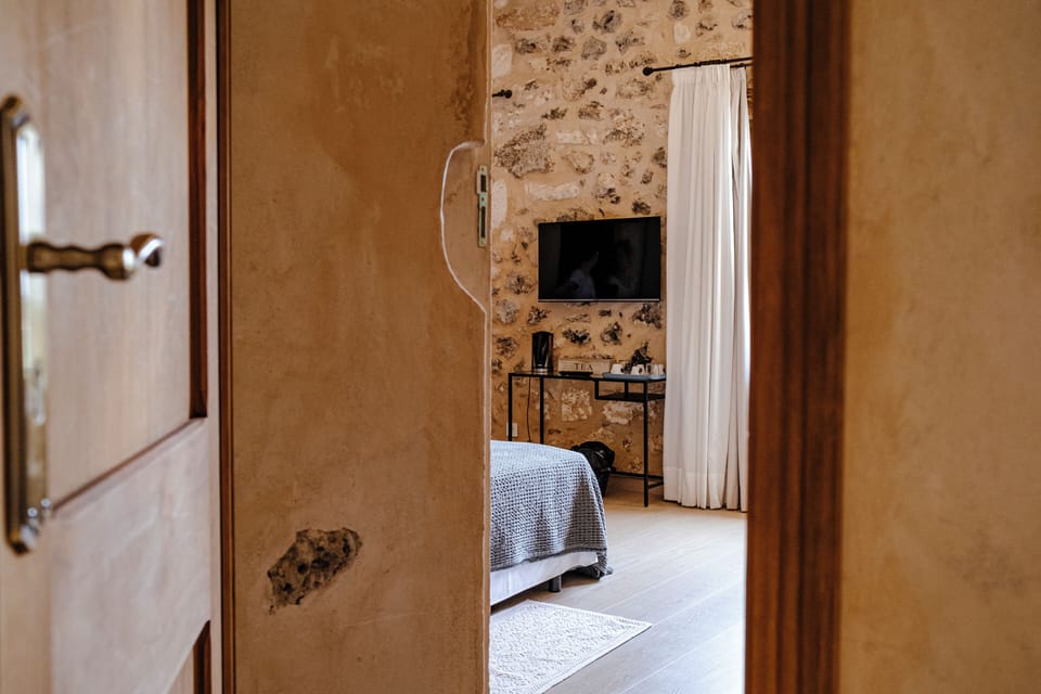 Premium bedding, down comforters, minibar, in-room safe