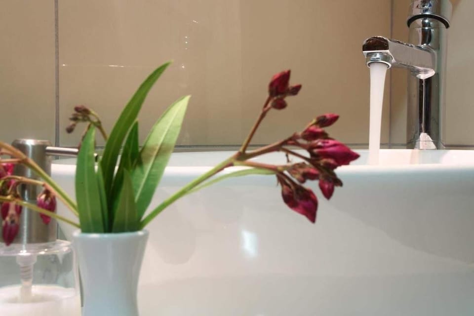 Deluxe Triple Room, Multiple Beds, Sea View | Bathroom sink