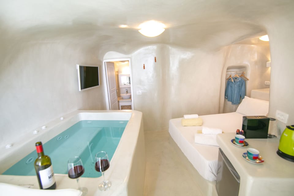 House, 1 Bedroom, Jetted Tub, Sea View (Cave) | 1 bedroom, premium bedding, in-room safe, free WiFi