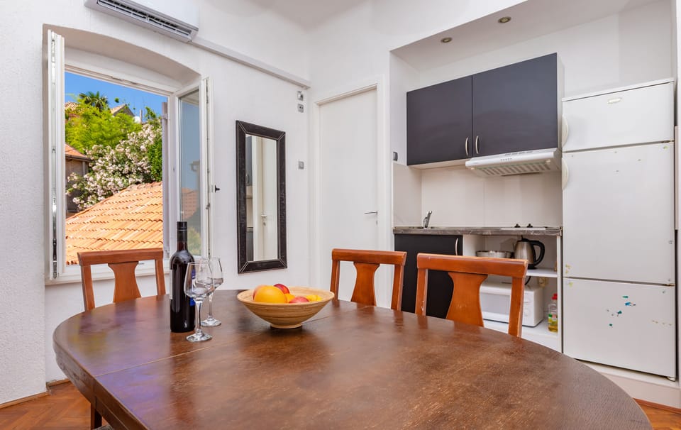Standard Apartment | In-room dining