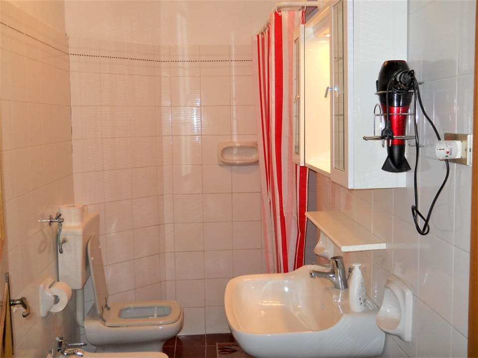 Bathroom, Room, Plumbing Fixture, Property, Toilet, Wall, Tile, Plumbing, Interior Design, House