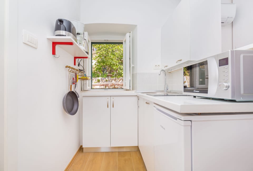 Standard Apartment | Private kitchen | Fridge, microwave, stovetop, coffee/tea maker