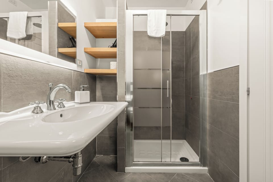 Deluxe Room, 1 Bedroom, City View | Bathroom | Shower, free toiletries, hair dryer, bidet