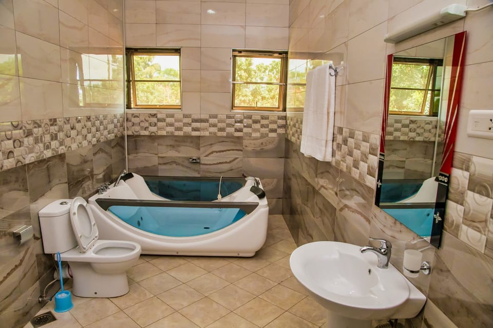 Executive Room | Bathroom | Free toiletries, slippers, bidet, towels