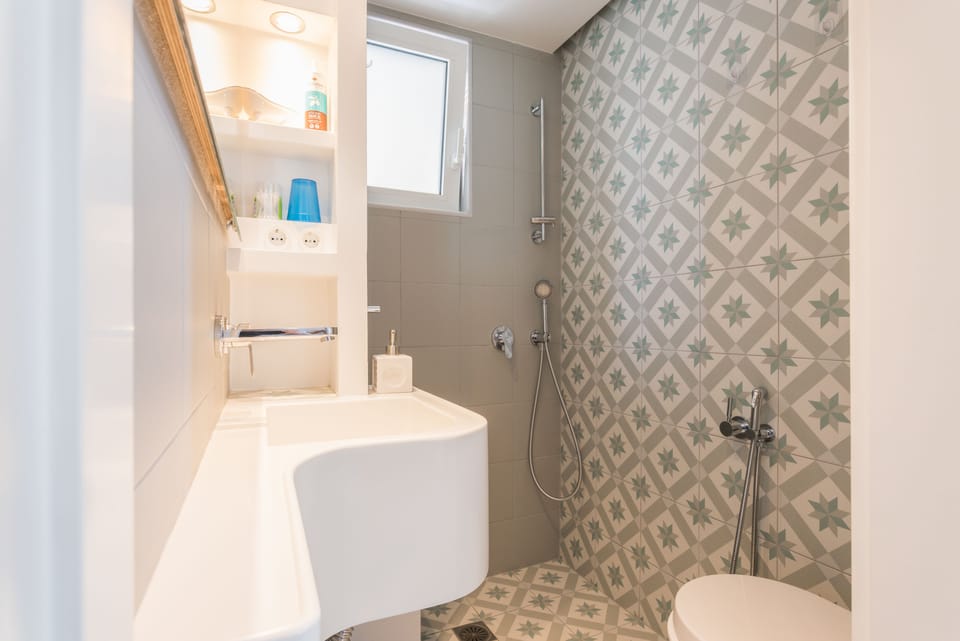 Panoramic Apartment | Bathroom | Shower, free toiletries, hair dryer, slippers