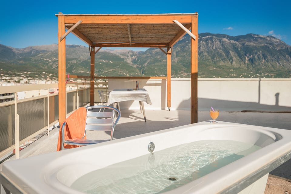 Studio | Private spa tub