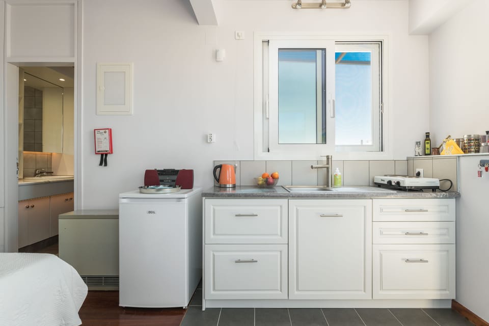 Studio | Private kitchenette | Fridge, stovetop, espresso maker, coffee/tea maker