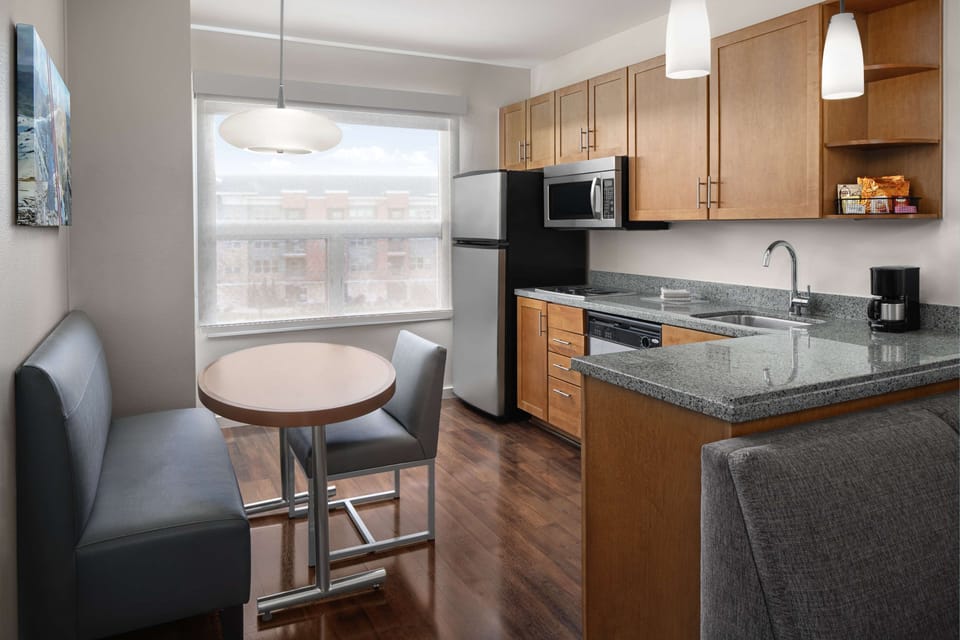 Full-size fridge, microwave, dishwasher, coffee/tea maker