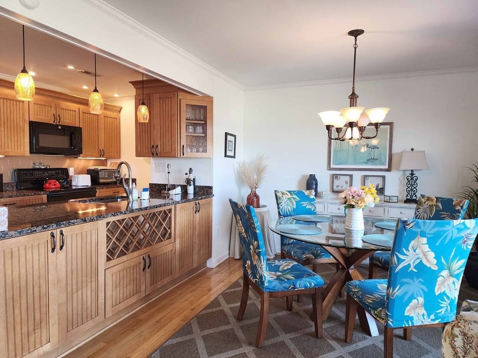 Dining Area & Kitchen