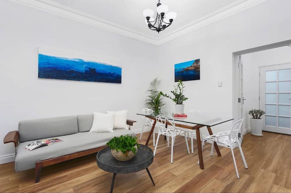 Lounge/Dining