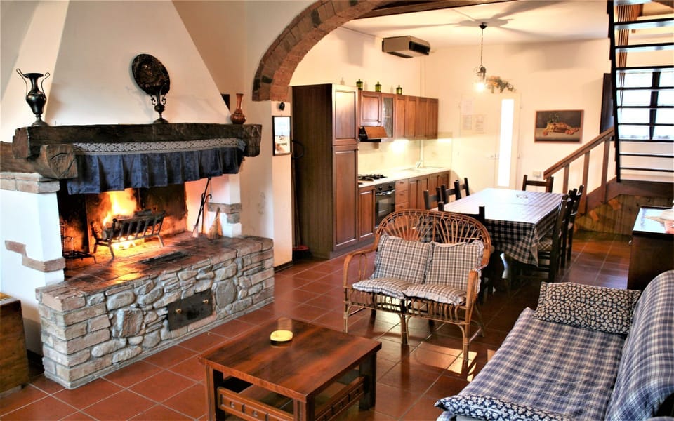 Room, Property, Fireplace, Interior Design, Building, Furniture, Living Room, Hearth, Real Estate, Home