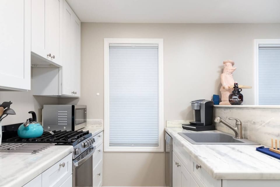 Fully equipped kitchen - spices, coffee, oil/vinegar provided