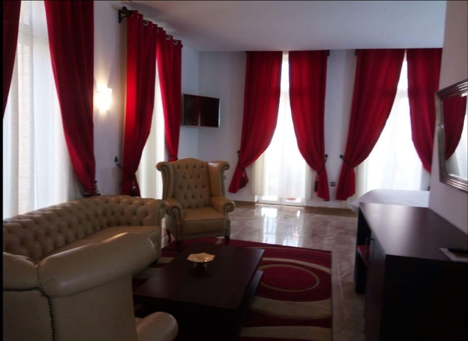 Executive Suite | In-room safe, desk, blackout drapes, free cribs/infant beds