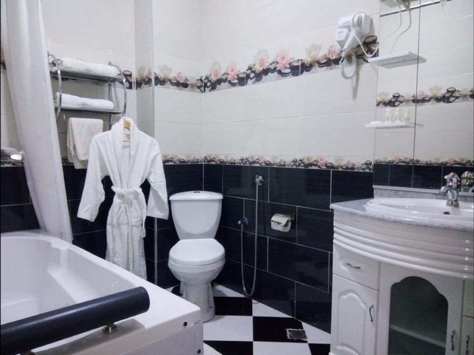Deep soaking tub, free toiletries, hair dryer, towels