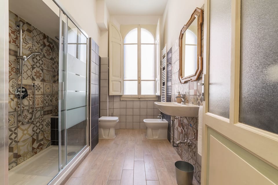 Double Room | Bathroom | Shower, rainfall showerhead, free toiletries, hair dryer