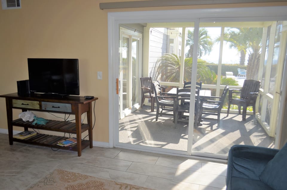 Step outside for outdoor dining.