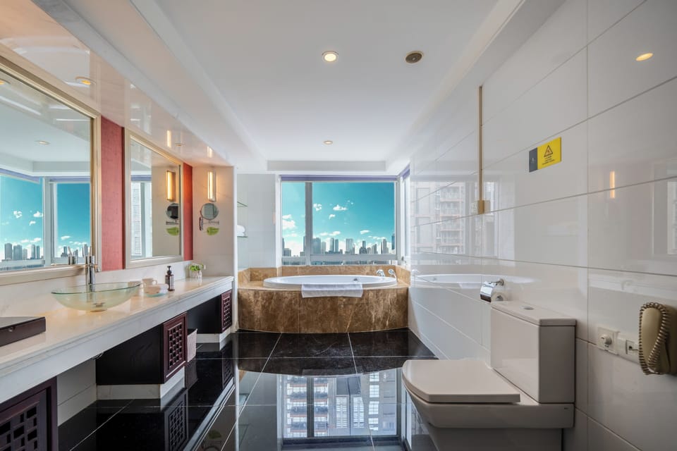 Business Suite | Bathroom | Combined shower/tub, free toiletries, hair dryer, bathrobes
