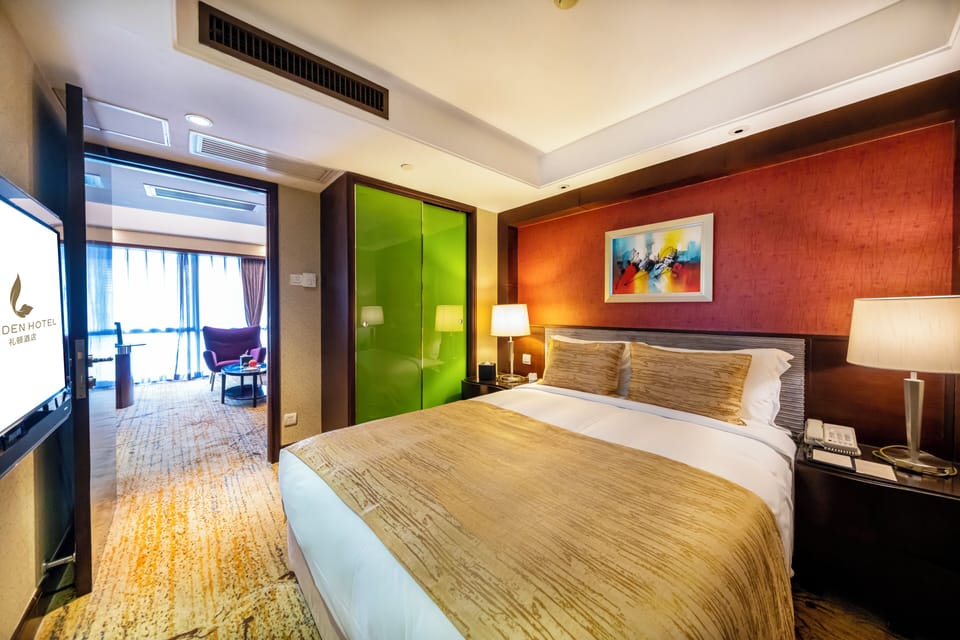 Executive Suite | Minibar, in-room safe, desk, blackout drapes