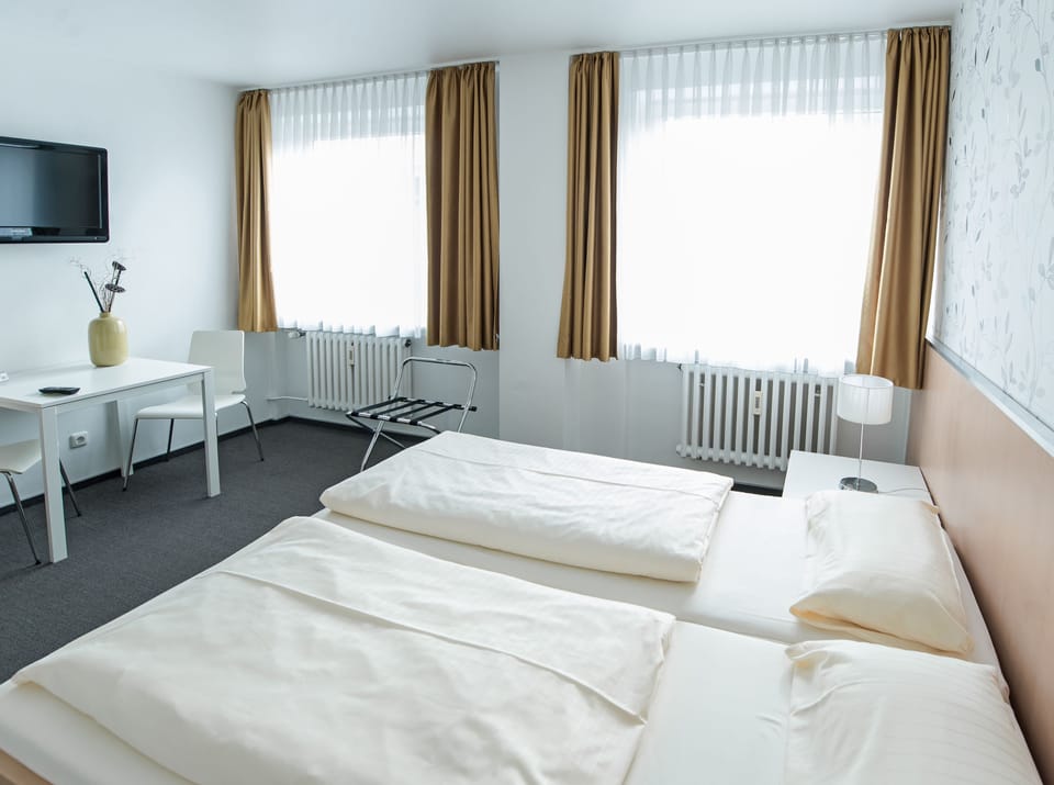 Basic Double Room | Desk, laptop workspace, blackout drapes, iron/ironing board