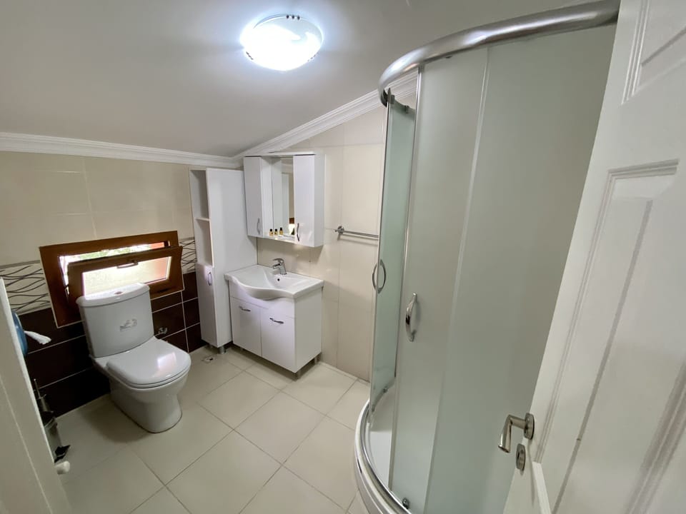 Room 7 - Standard Family Room | Bathroom | Shower, hydromassage showerhead, hair dryer, slippers