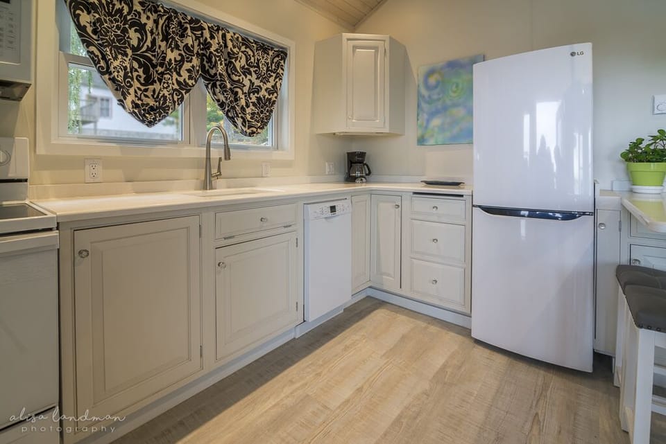 Chef's kitchen with Bosch dishwasher, Hans Grohe faucet and LG refrigerator. 