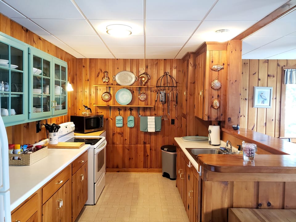 Equipped kitchen with pass through to dining room