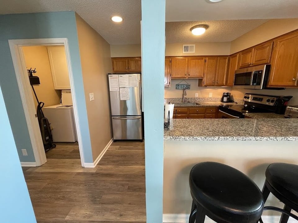 Breakfast bar into kitchen area