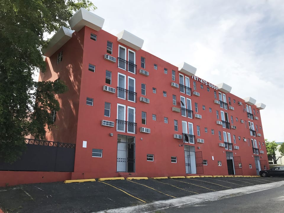 Aqui se puede ver el edificio en su totalidad junto a los parqueos del 1er piso.