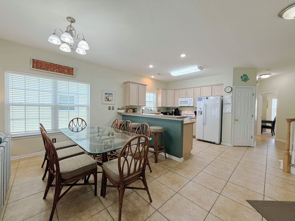 Dining & Kitchen Area