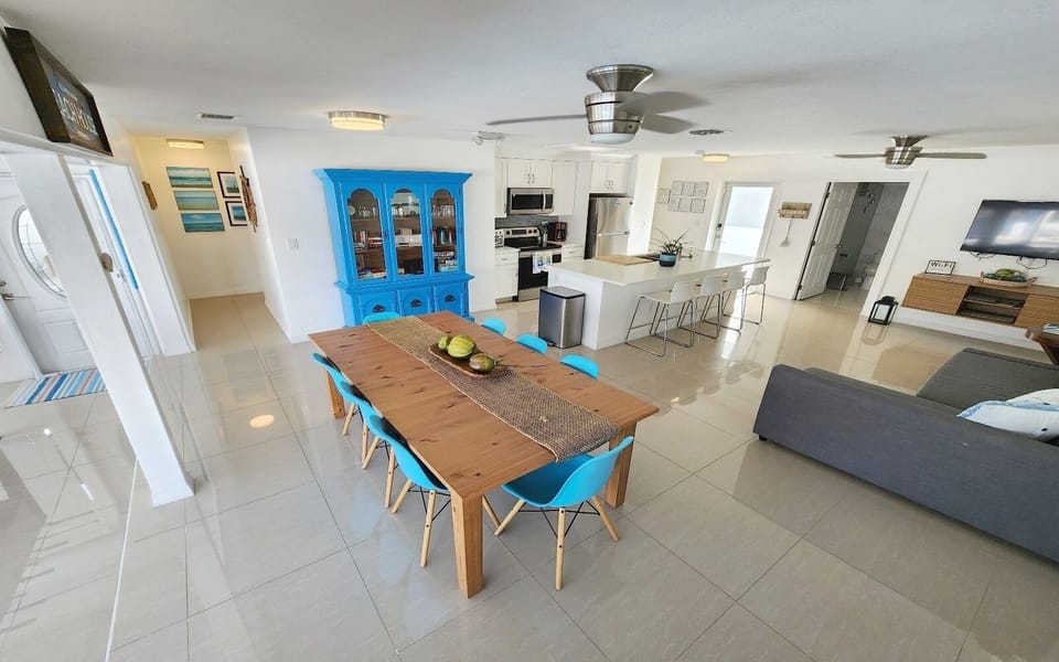 Open concept (dining,living and kitchen area)