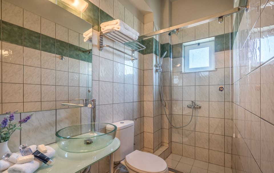 Shower, free toiletries, hair dryer, towels