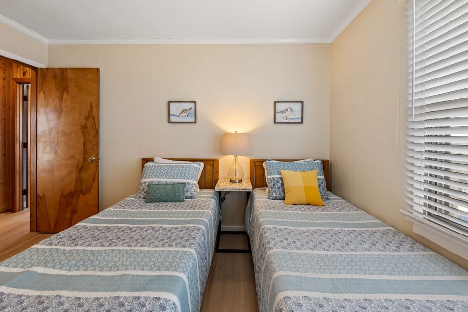 DU802: Pelican Post l Top Level Bedroom 3