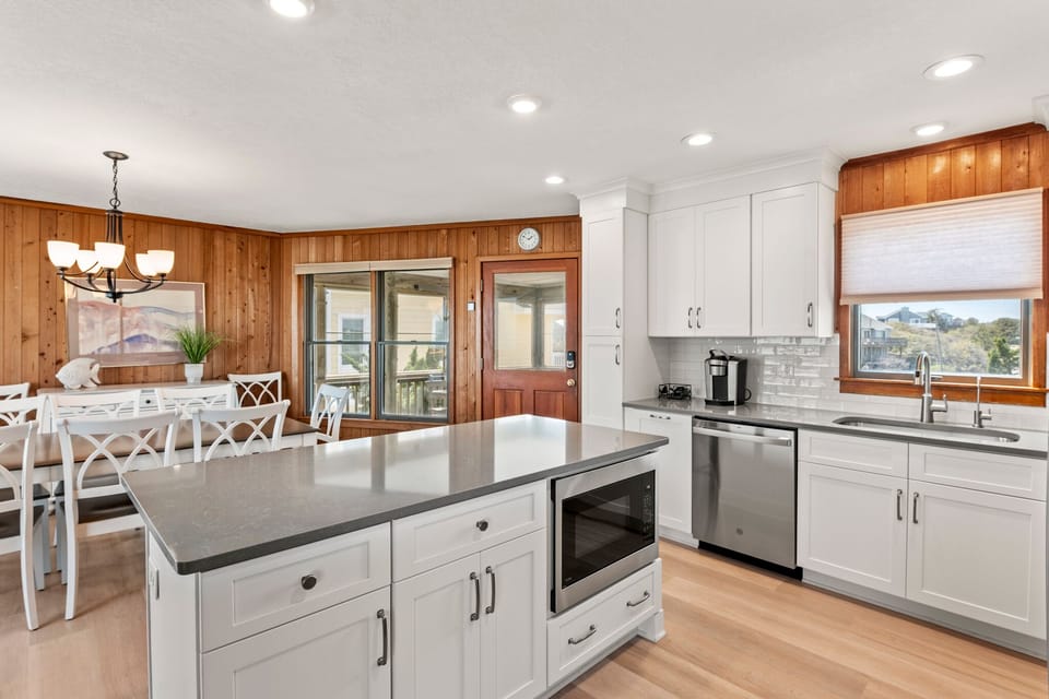DU802: Pelican Post l Mid Level Kitchen