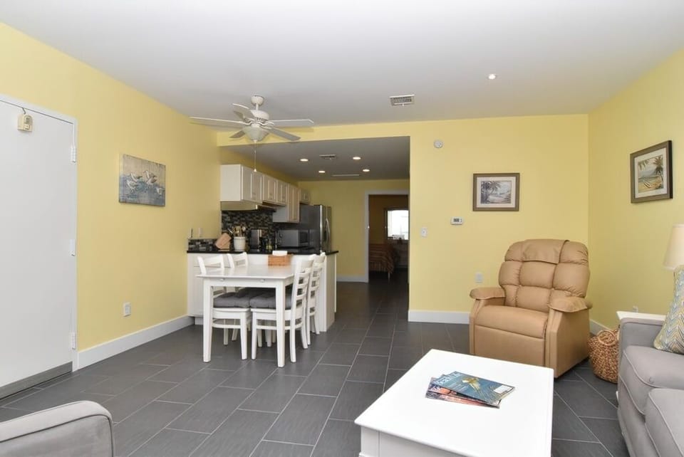 Living Room/Dining Area