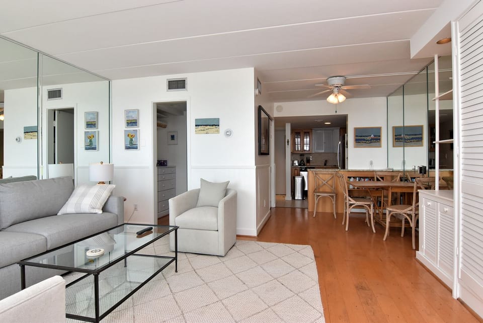 Living Room/Dining Area