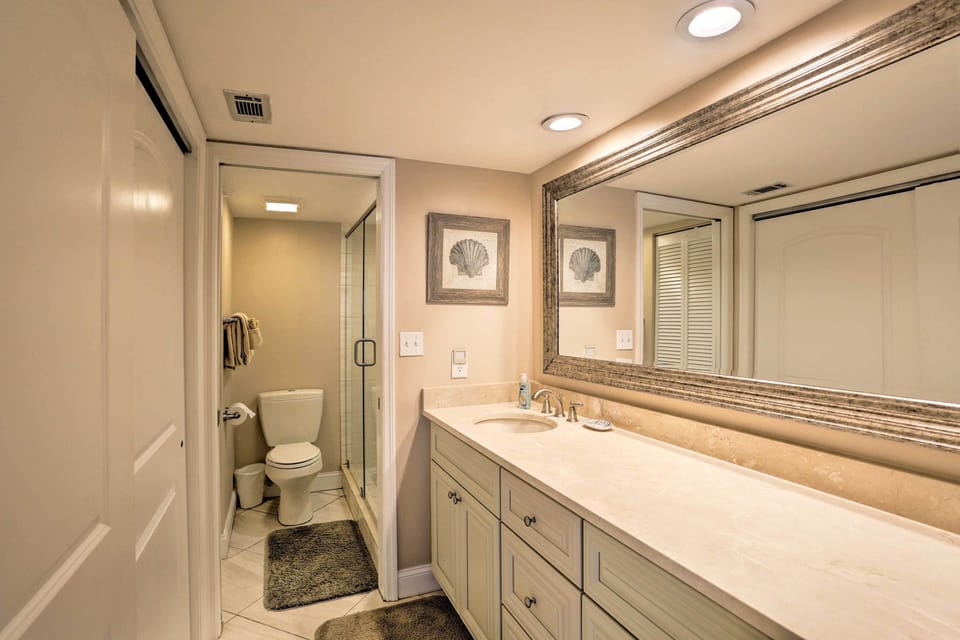 En-Suite Bathroom | Towels & Linens Provided