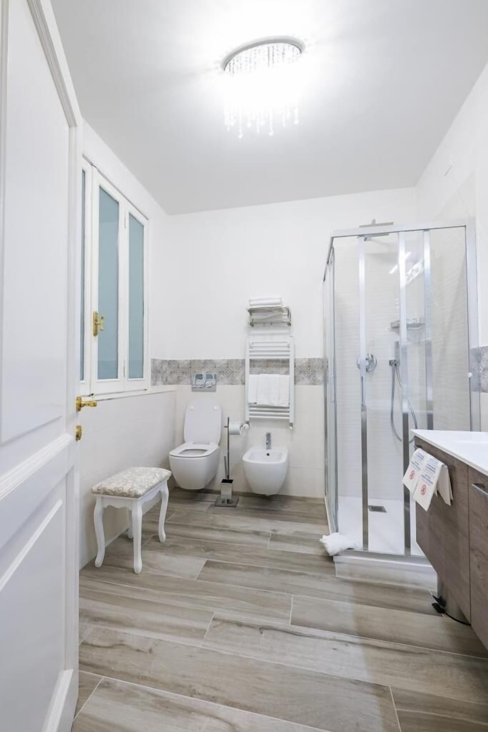 Superior Room | Bathroom | Shower, free toiletries, hair dryer, slippers