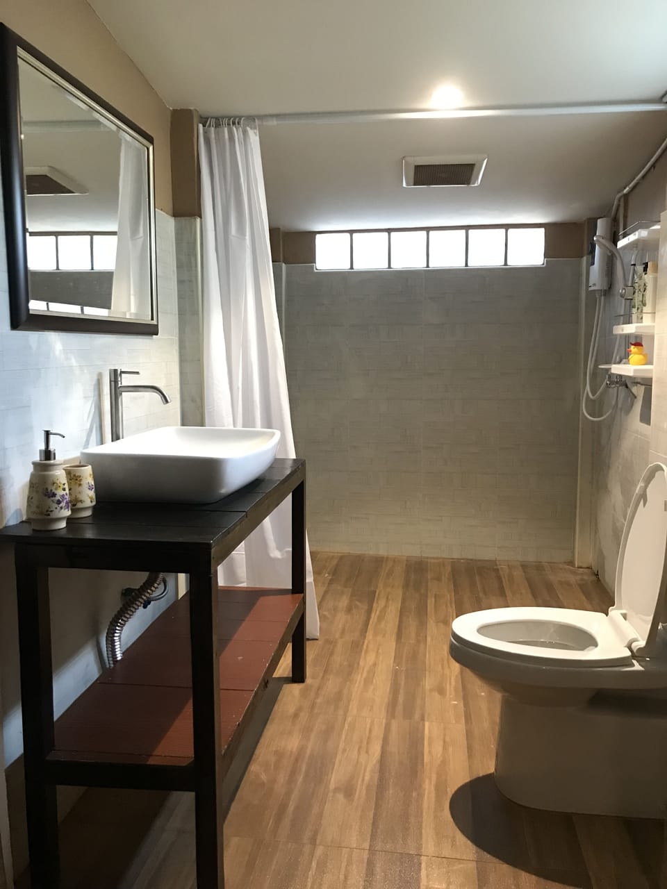 Standard Triple Room | Bathroom | Shower, free toiletries, hair dryer, towels