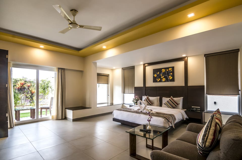 Club Suite | In-room safe, rollaway beds, free WiFi, bed sheets