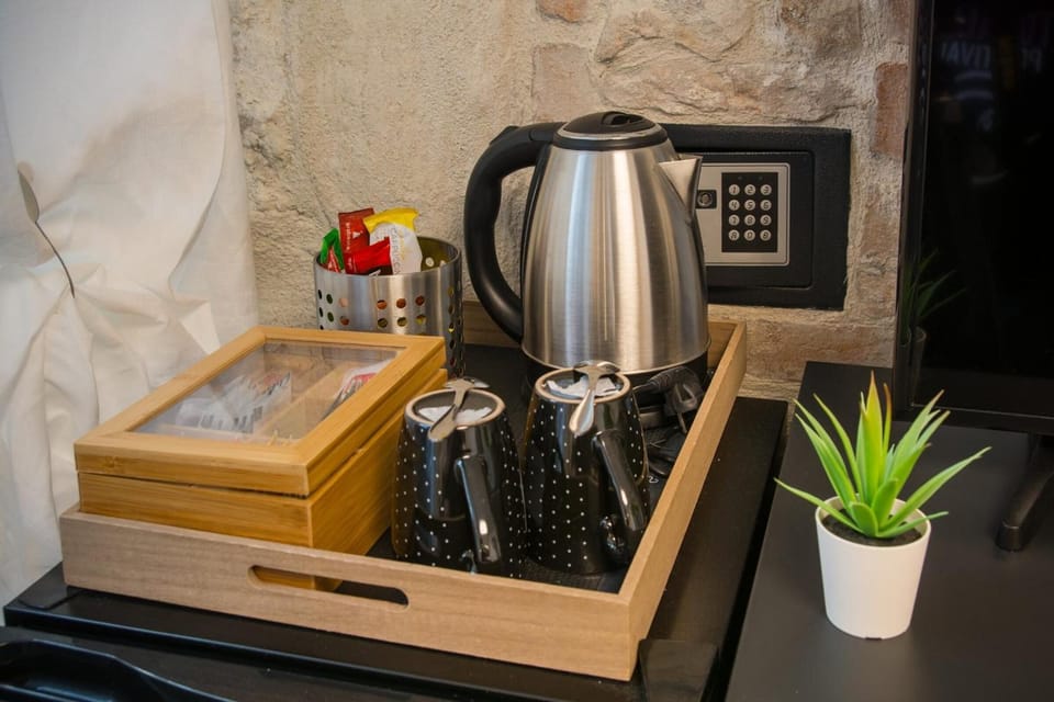 Coffee/tea maker, electric kettle