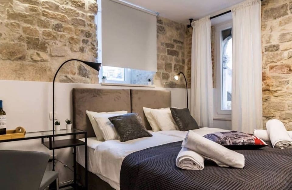 Deluxe Room (Palace 2) | In-room safe, desk, soundproofing, iron/ironing board