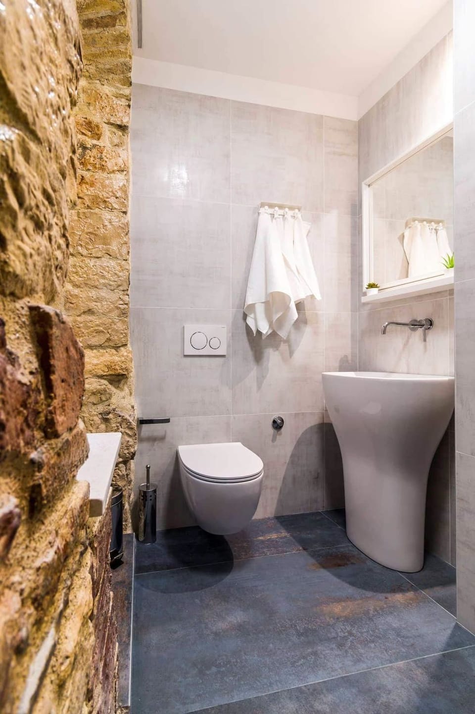 Deluxe Room (Palace 2) | Bathroom | Shower, free toiletries, hair dryer, towels