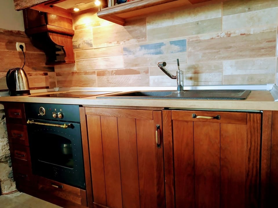 Full-size fridge, microwave, oven, stovetop