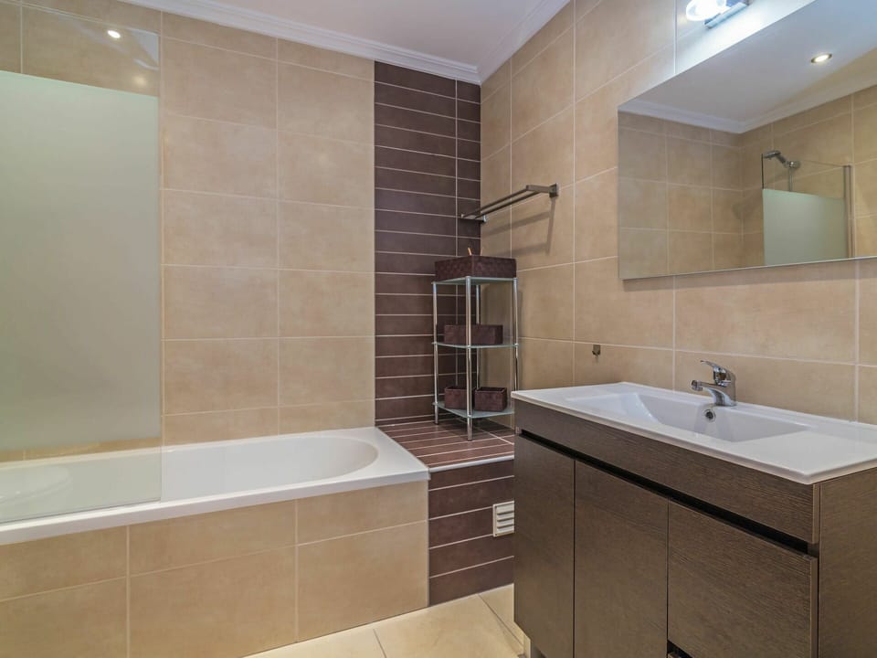 Bathtub, Mirror, Plumbing Fixture, Property, Sink, Tap, Building, Bathroom Cabinet, Cabinetry, Bathroom