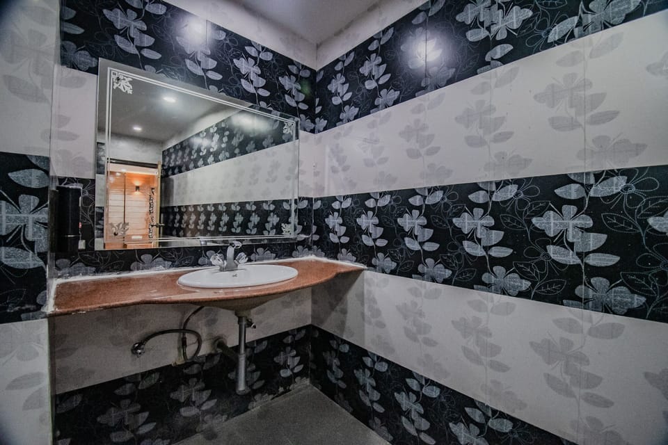 Luxury Single Room, Garden View, Executive Level | Bathroom | Shower, towels, soap, toilet paper