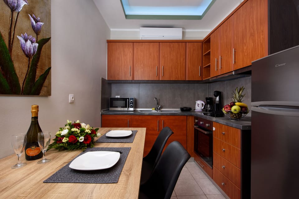 Full-size fridge, microwave, oven, electric kettle