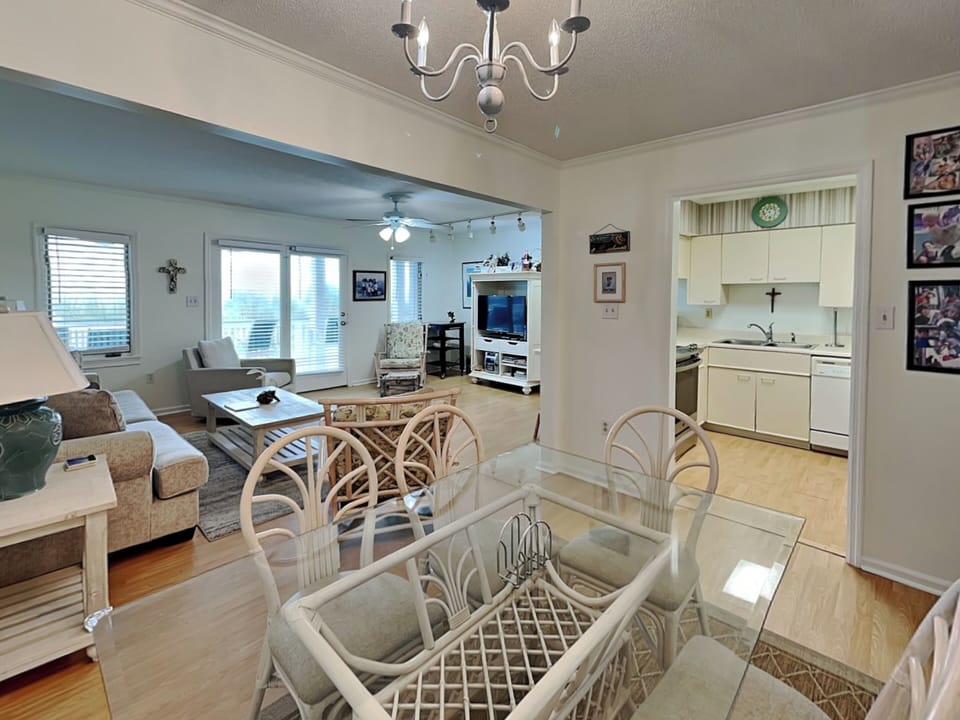 Dining Area w/ Seating for 6