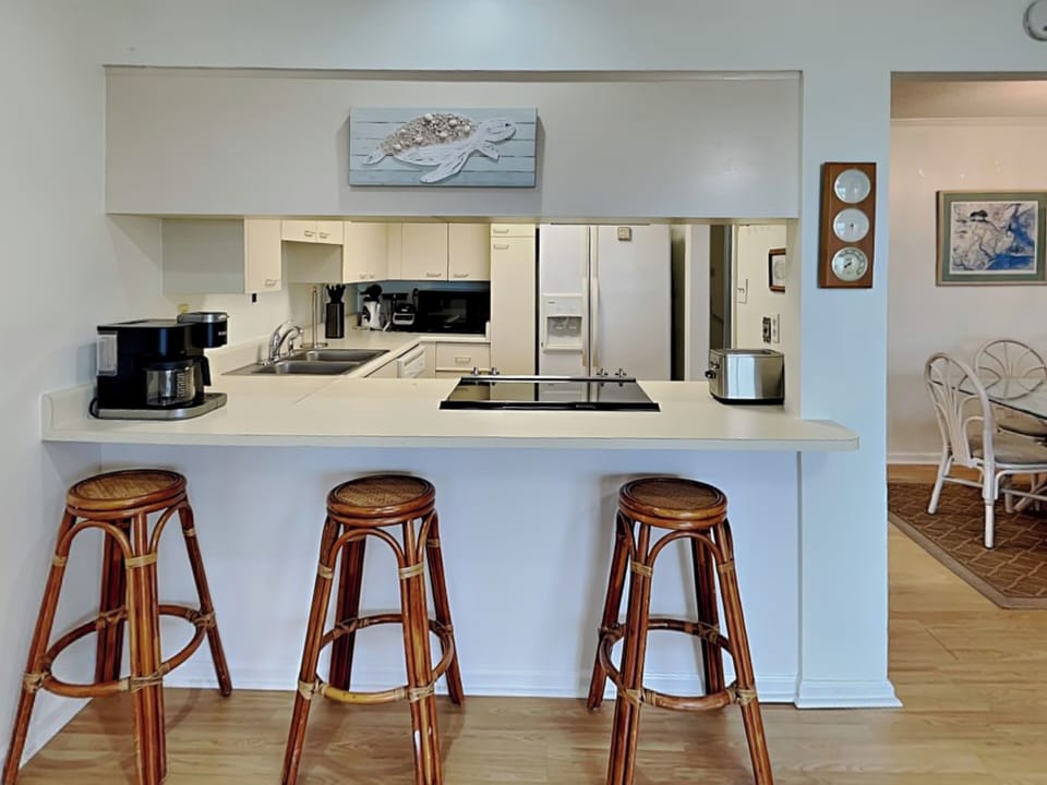 Full Kitchen w/ Pass-Through Bar Counter & Seating