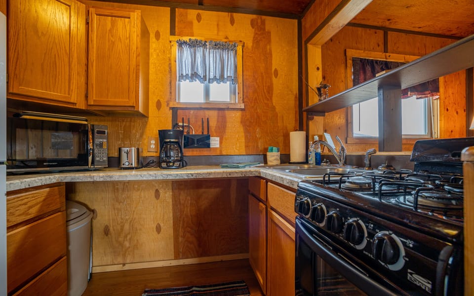 The kitchen has everything you need to easily prepare meals