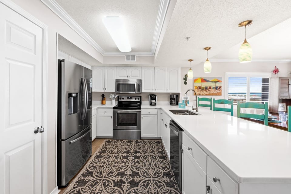 Kitchen - Enough counter top space to make cooking a breeze !
